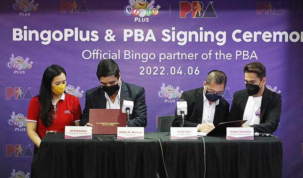 OTB brand BingoPlus partners with the PBA for Season 47 3 LRWC president Andy Tsui BingoPlus president Jasper Vicencio and PBA commissioner Willie Marcial sign the MOA web 1024x601 1