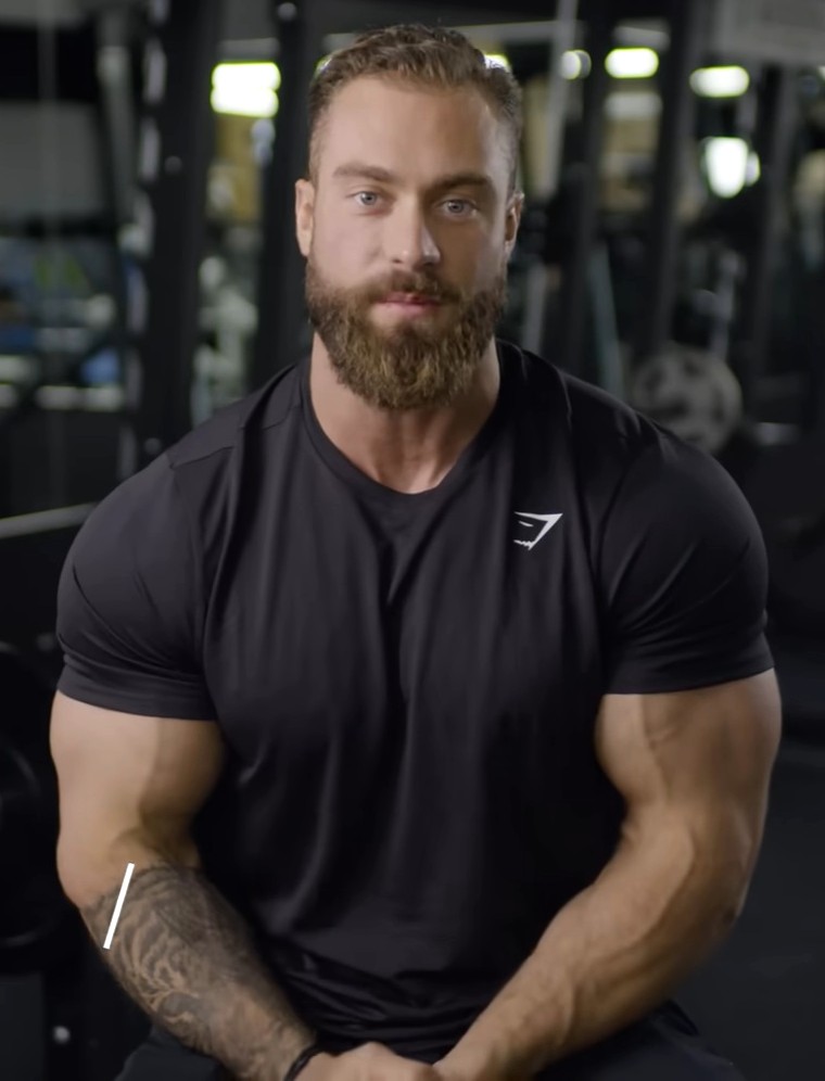 By Gymshark - Chris Bumstead Reacts to Thirst Tweets and TikToks | Gymshark at 0:10, cropped, brightened, CC BY 3.0