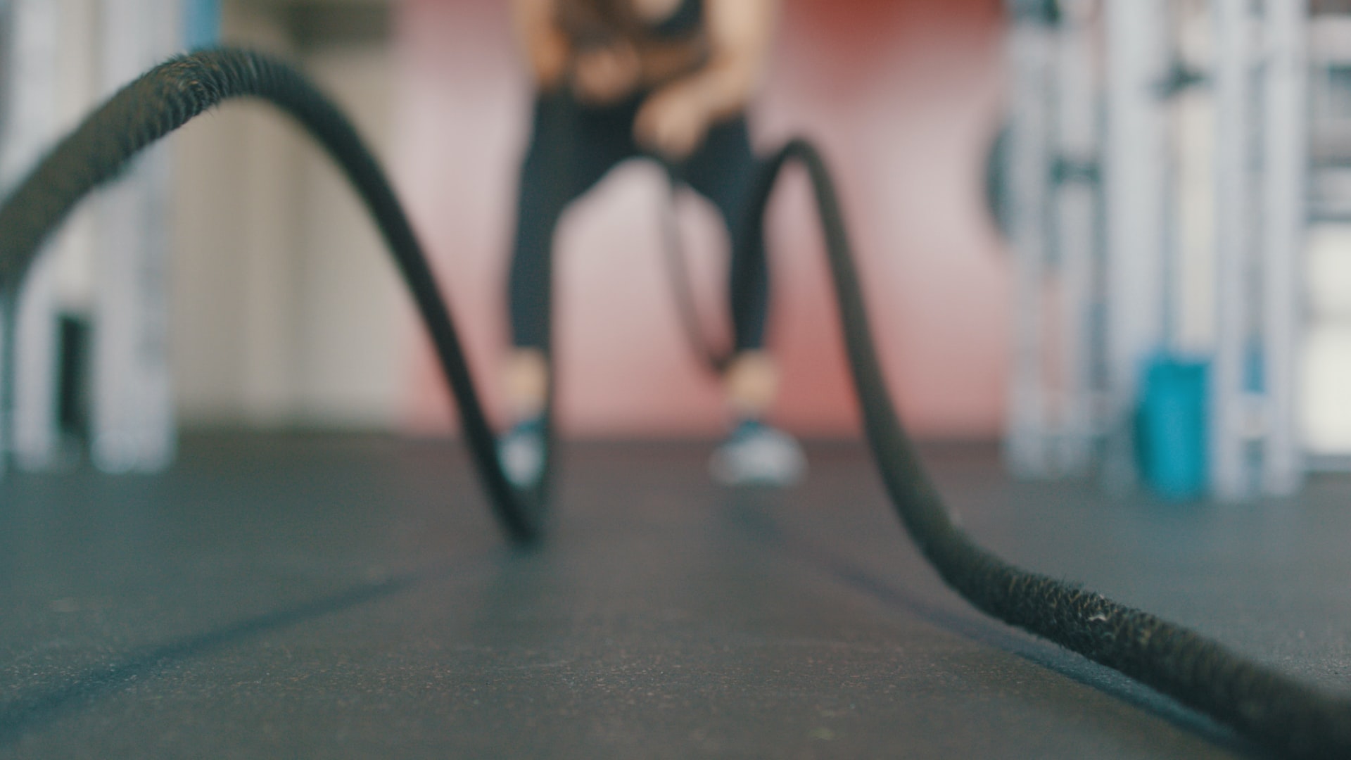 Chase Kinney FMQBLyhD2HU Unsplash Working out with battle ropes